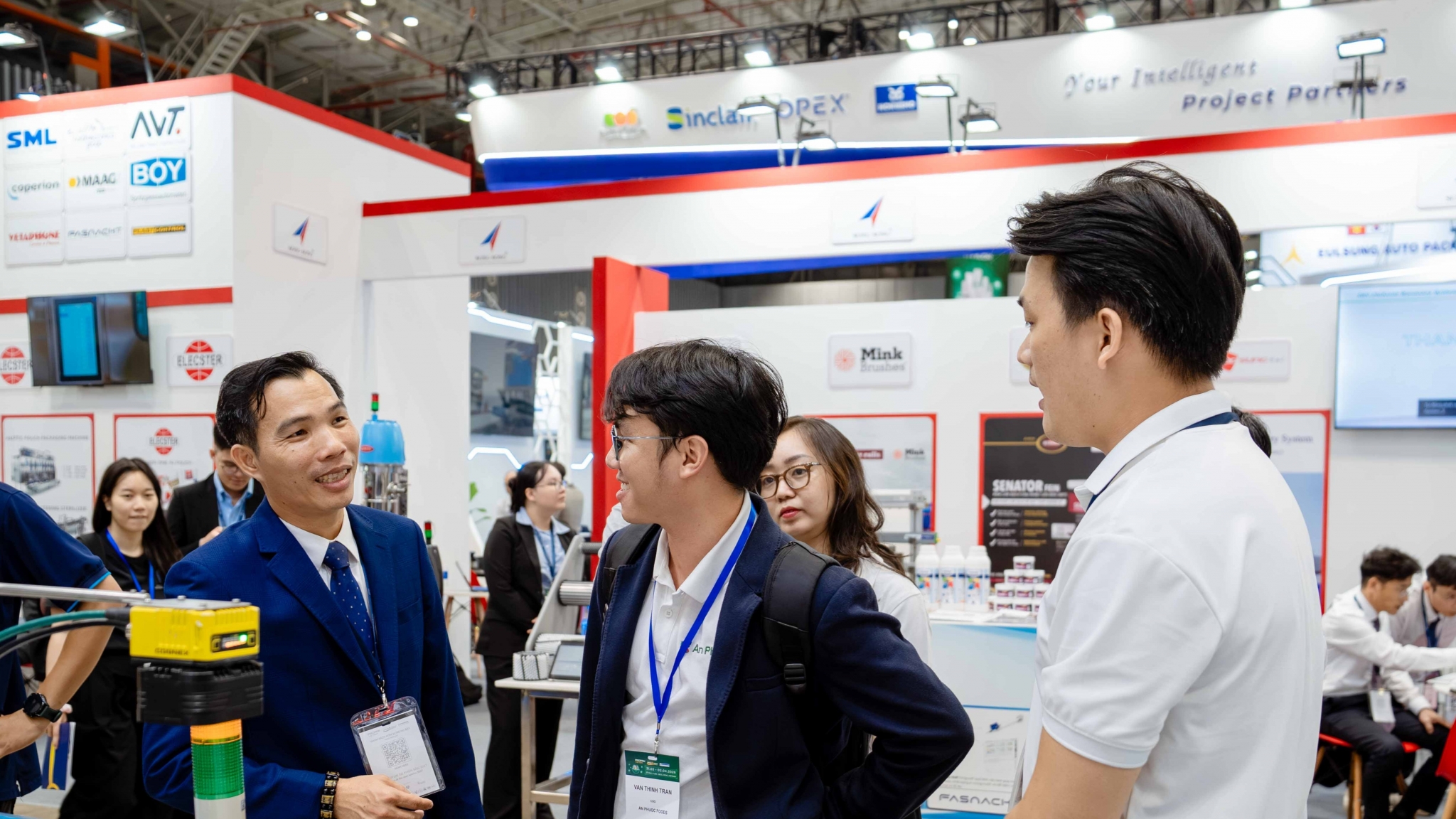 Thảo luận cùng đối tác quốc tế
